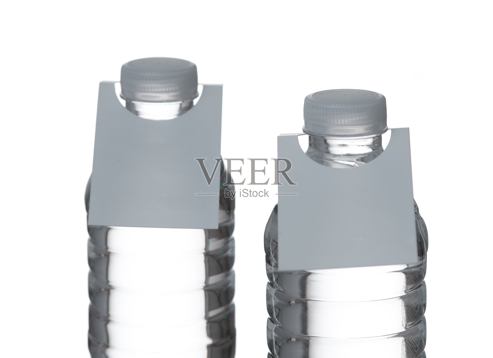 空白瓶弹出颈吊推广标签标签孤立在黑色背景照片摄影图片