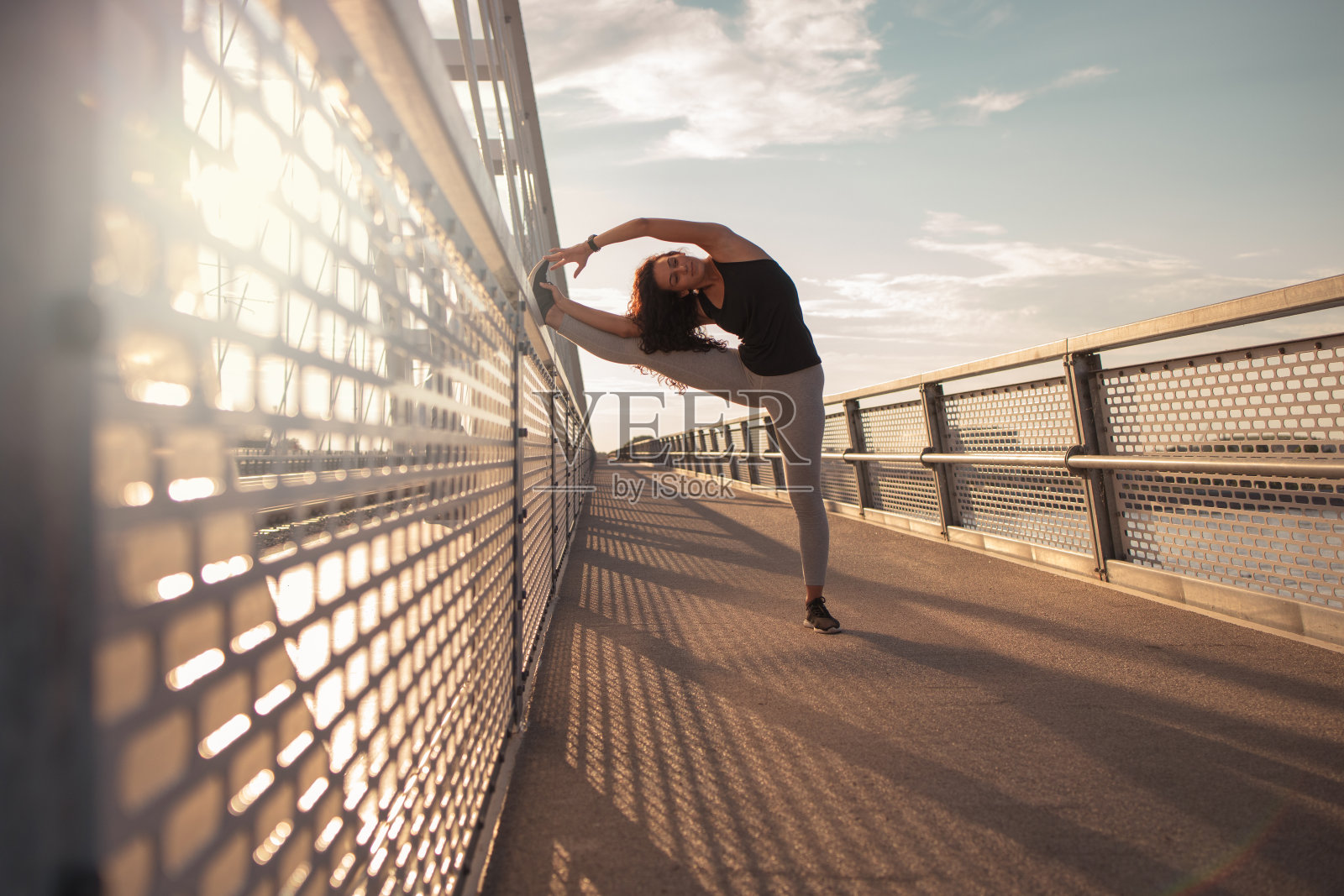年轻女子在做伸展运动照片摄影图片