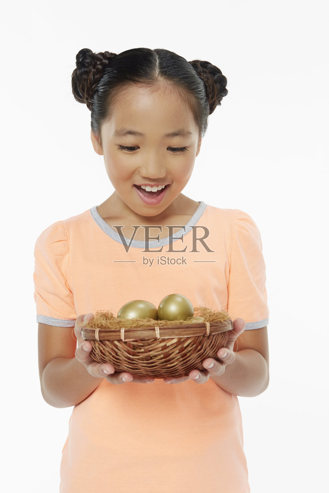 拿着一窝金蛋的女孩照片摄影图片