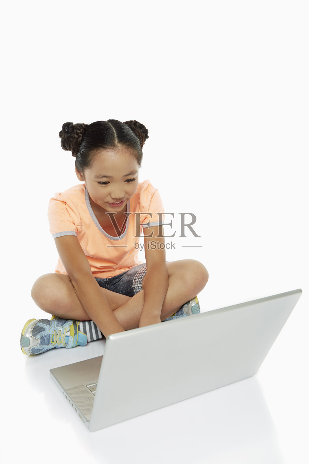 坐着用笔记本电脑的女孩照片摄影图片