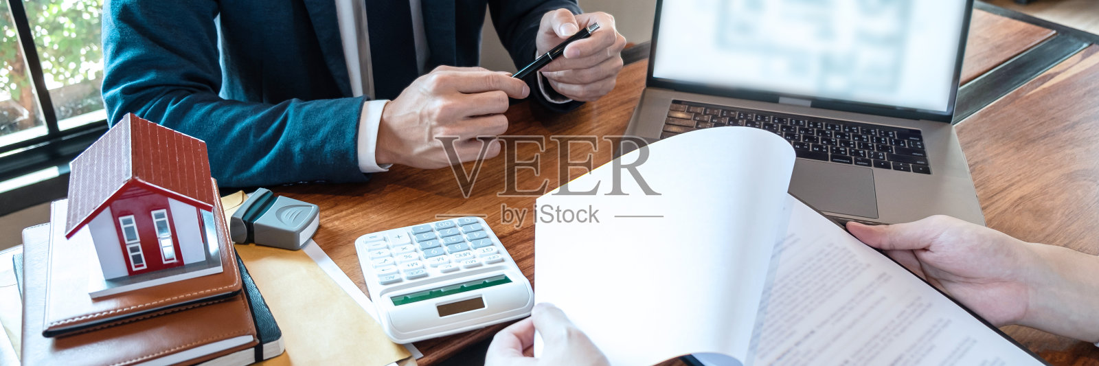 买卖合同购买房子，客户寄钱购买房屋贷款和钥匙从代理签署合同后，以批准的形式，保险和家庭概念购买房子照片摄影图片