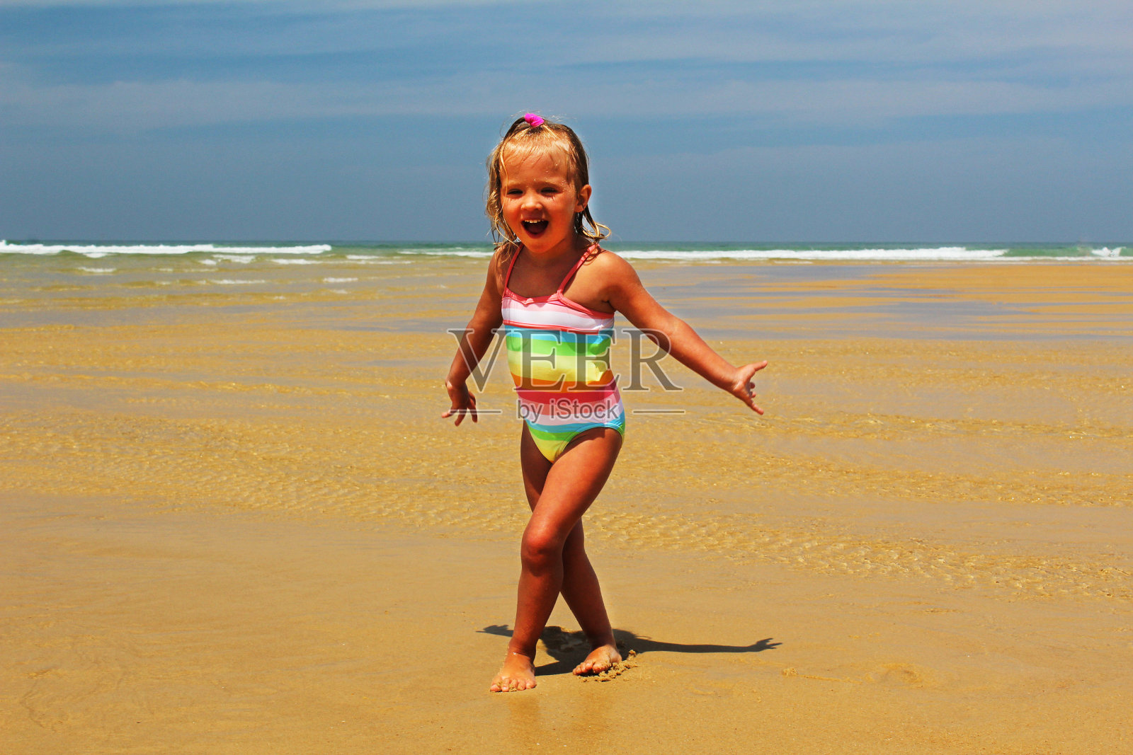 女孩在海边玩耍照片摄影图片