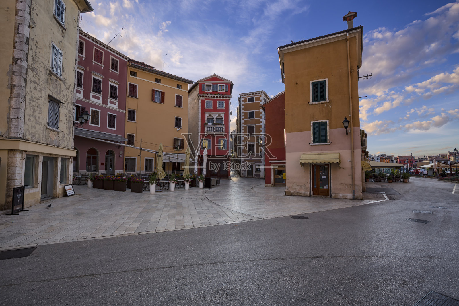 克罗地亚，古老的地中海小镇罗维尼的街景。照片摄影图片