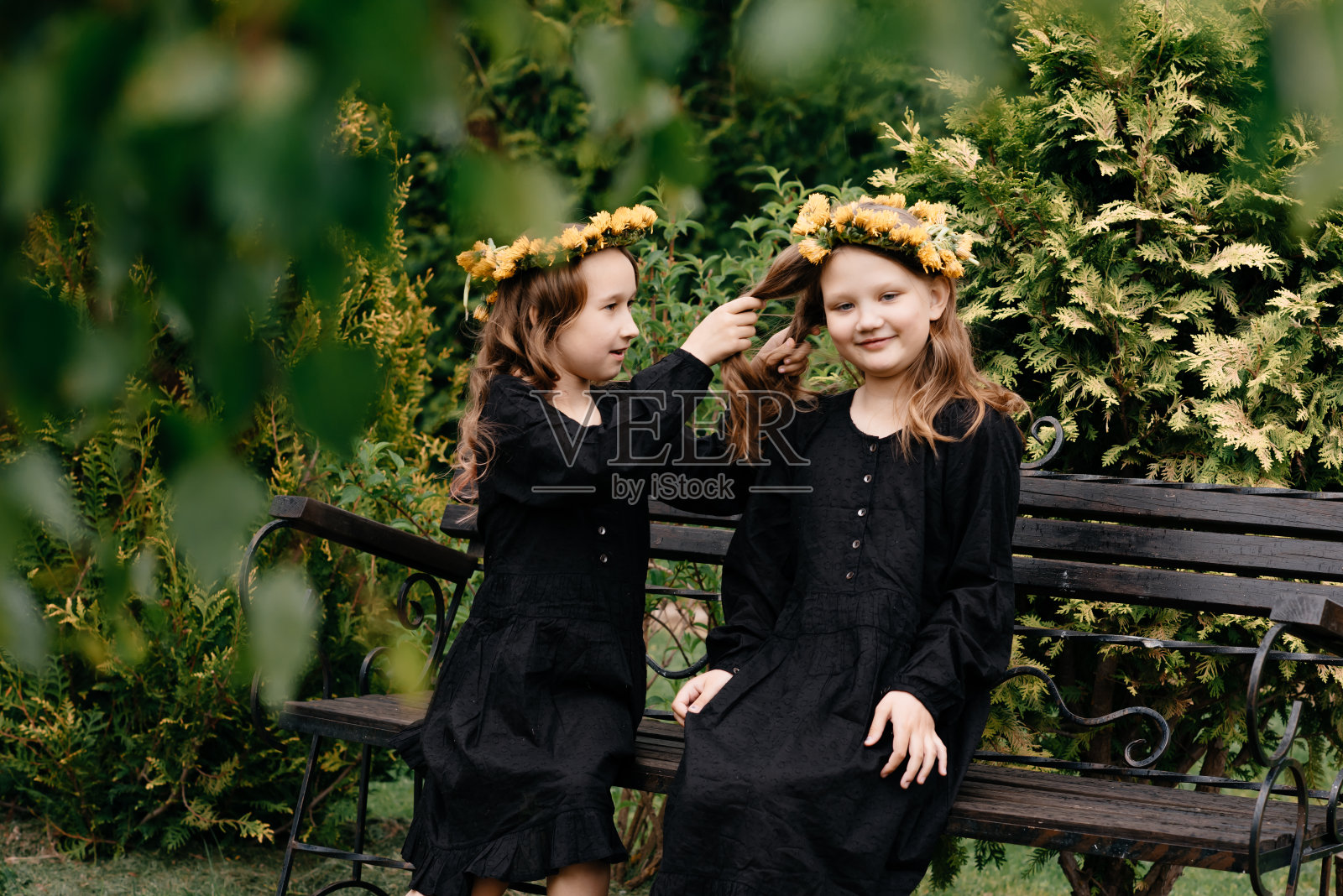 孩子们在操场上玩，编花圈。照片摄影图片