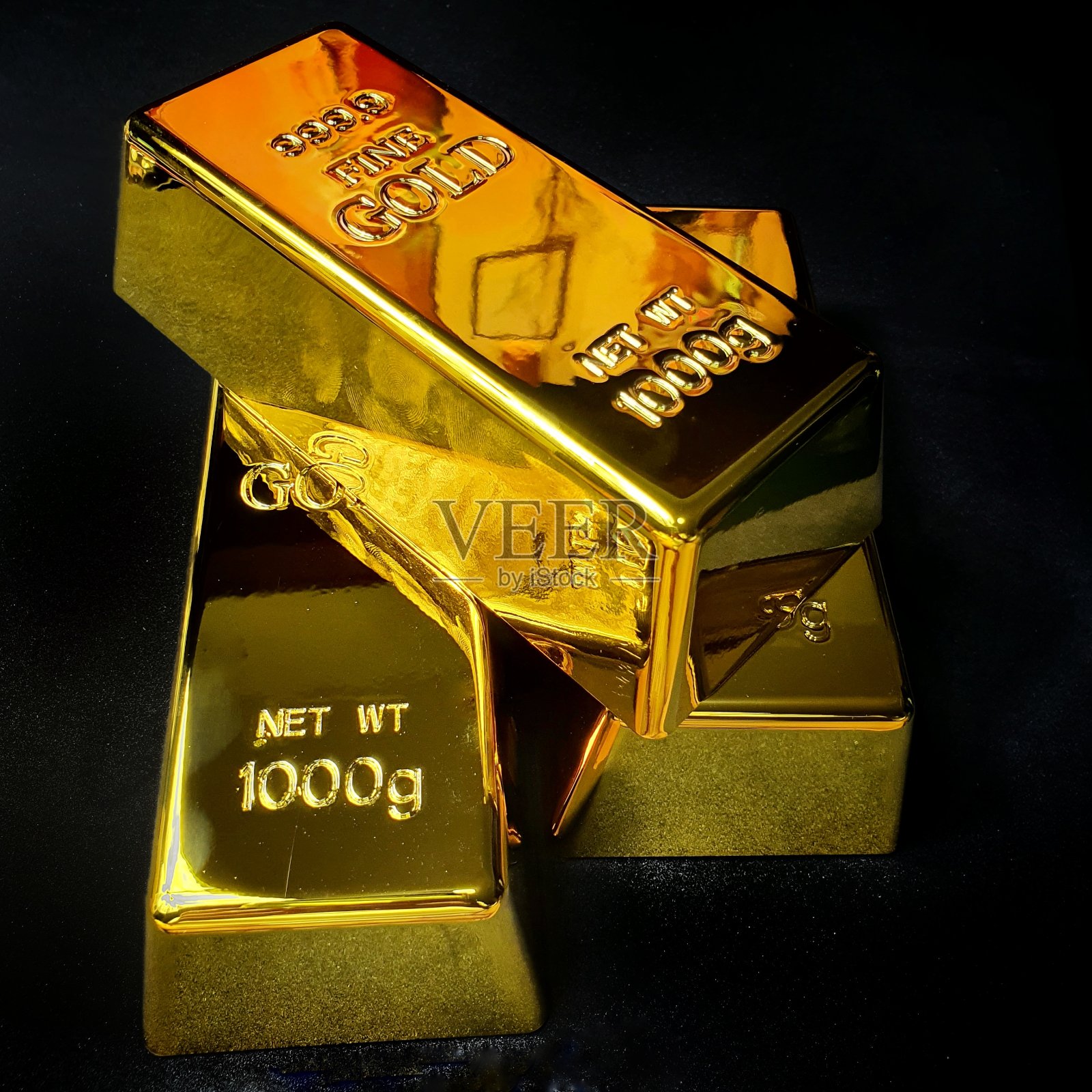 靠近放置在黑色皮革背景上的纯金条代表商业和金融概念。照片摄影图片