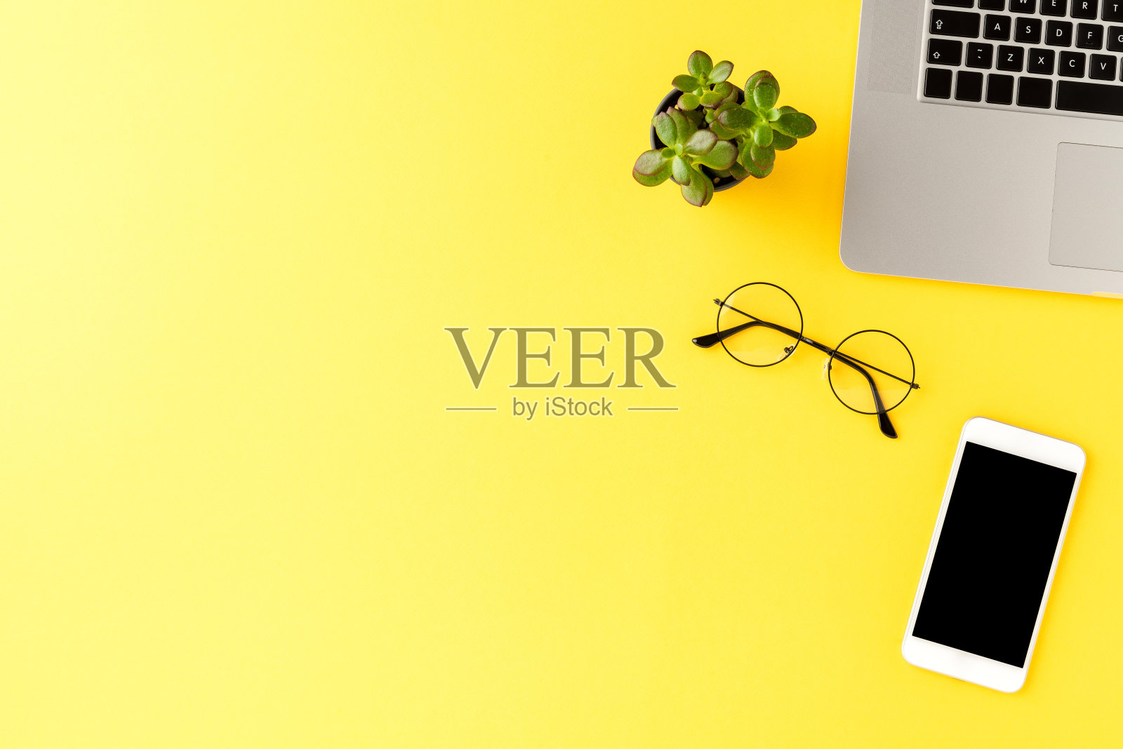 优雅的办公桌面与商业配件在黄色背景与copyspace。俯视图照片摄影图片