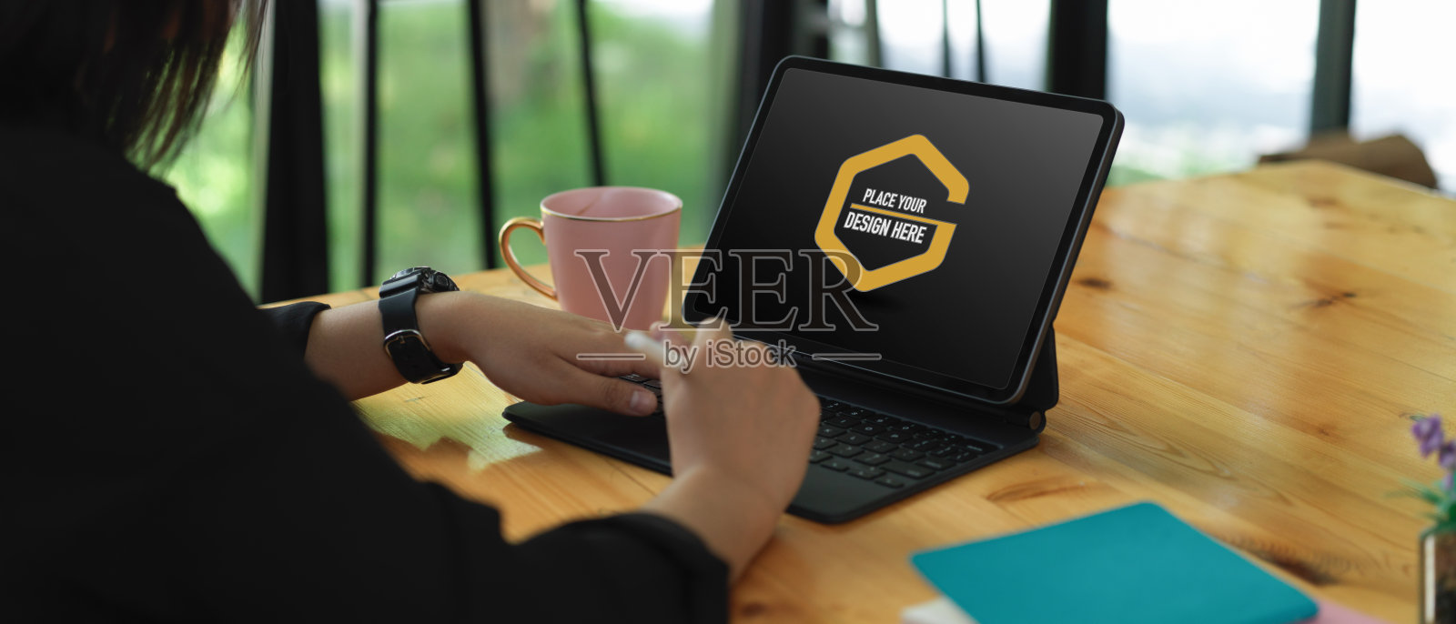 侧面的女性自由职业者工作与数字平板木桌子照片摄影图片