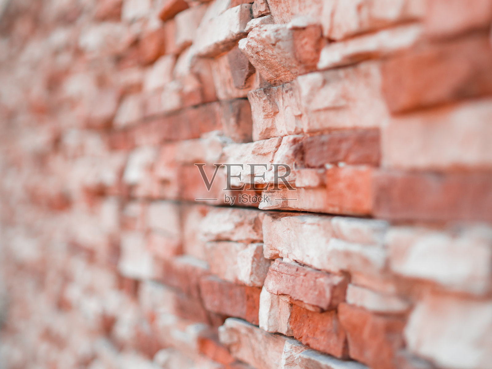 人造石的纹理。石头围墙。公园里的墙。照片摄影图片