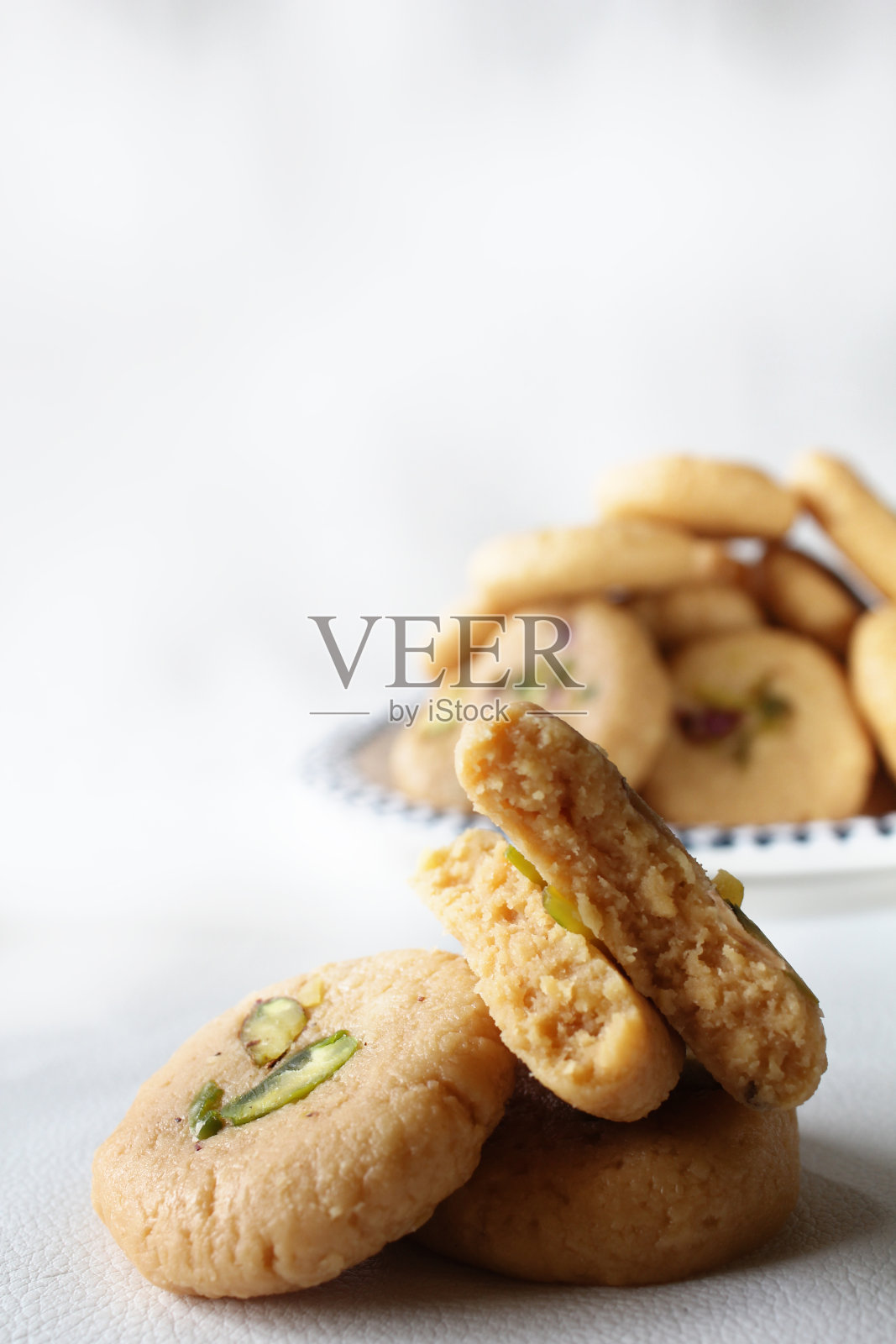 加开心果装饰的甜牛奶布丁是传统的印度甜食。照片摄影图片