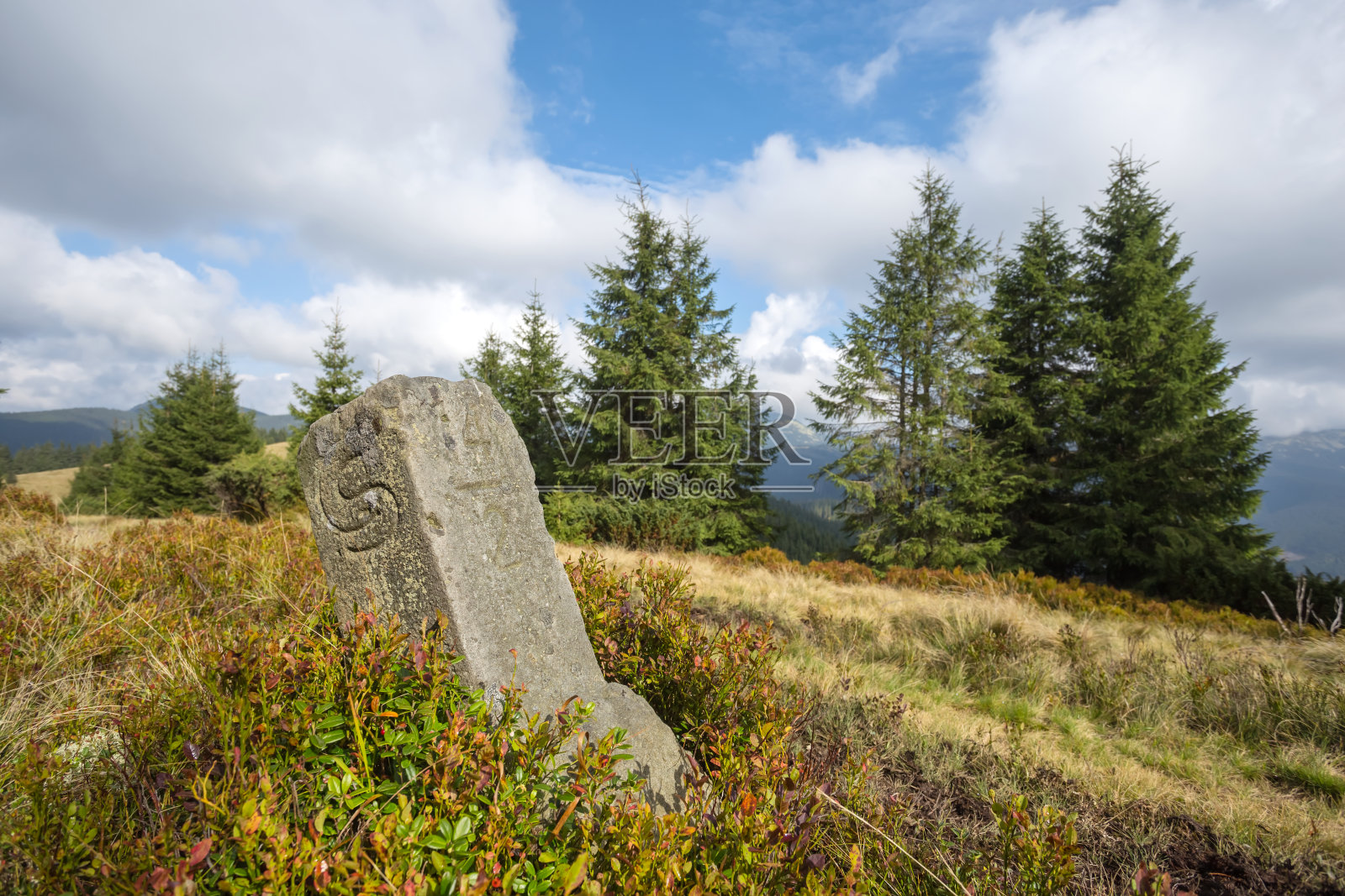 山上的旧边境哨所照片摄影图片
