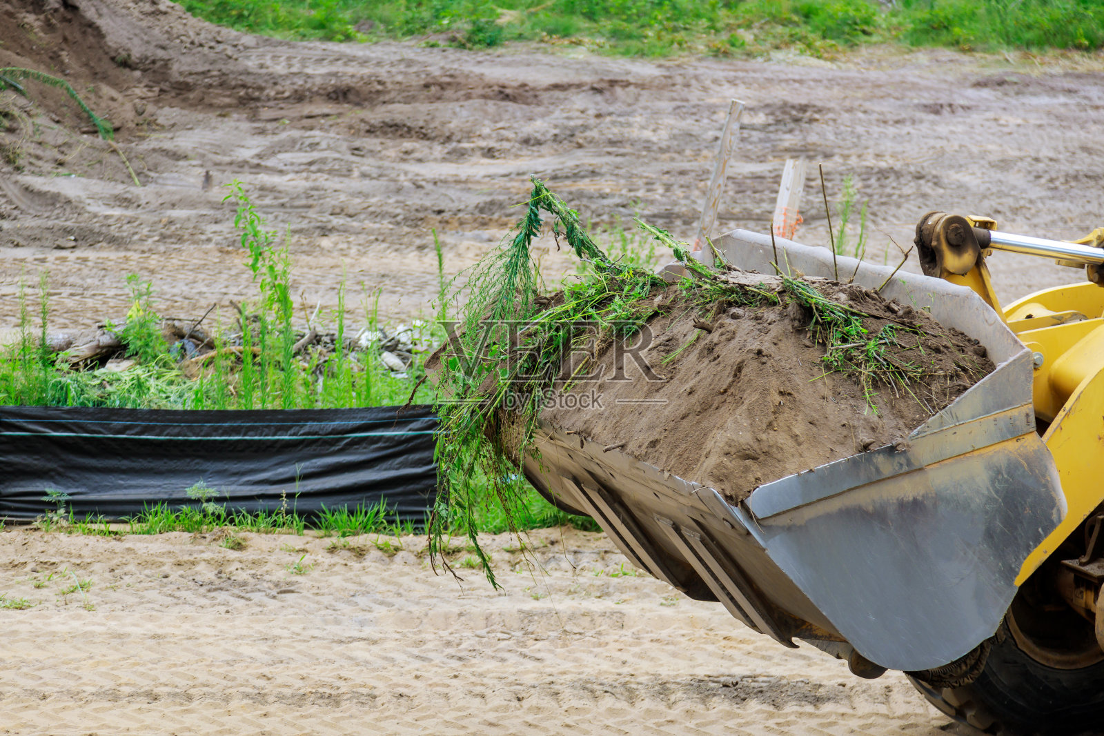 小型拖拉机挖掘土地与土地一起工作照片摄影图片