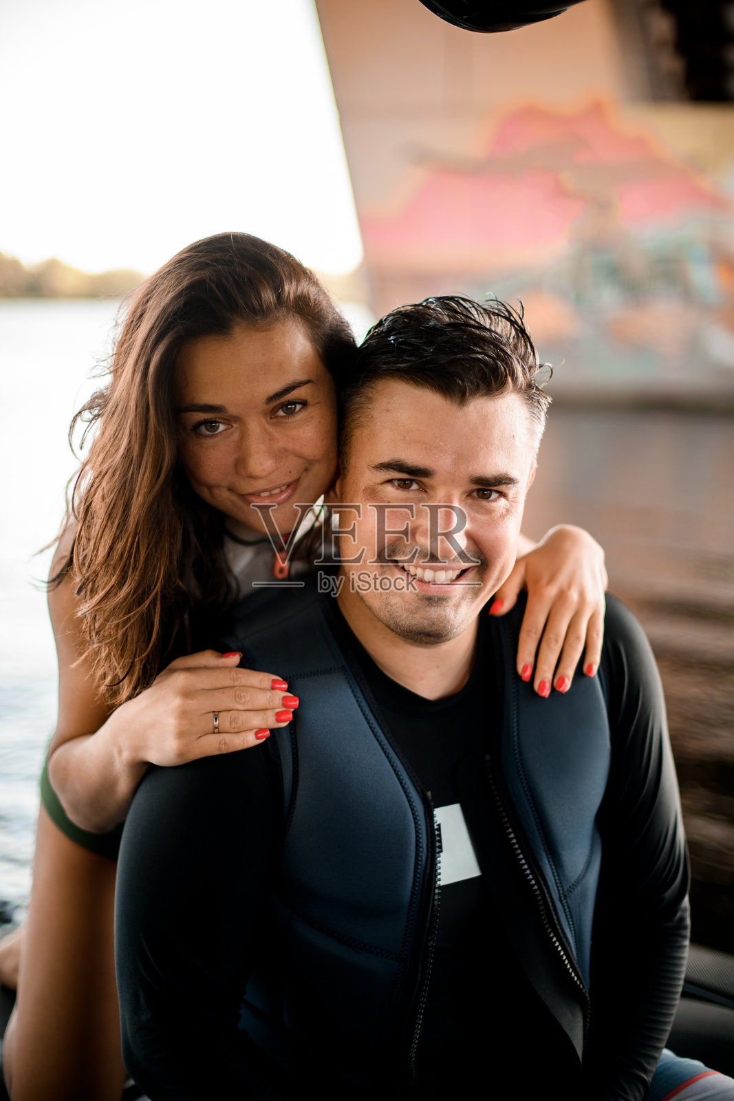 一对年轻的女人和男人在模糊的背景里穿着泳衣照片摄影图片