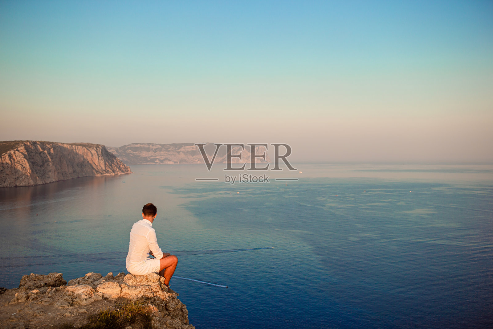 在悬崖边的户外的人照片摄影图片