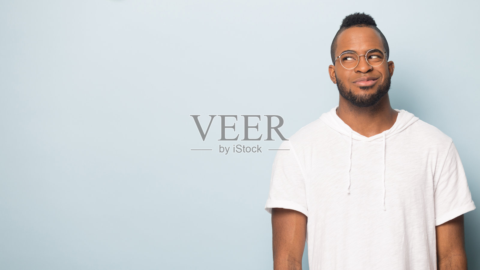 微笑的黑人男性看拷贝空间考虑提供照片摄影图片