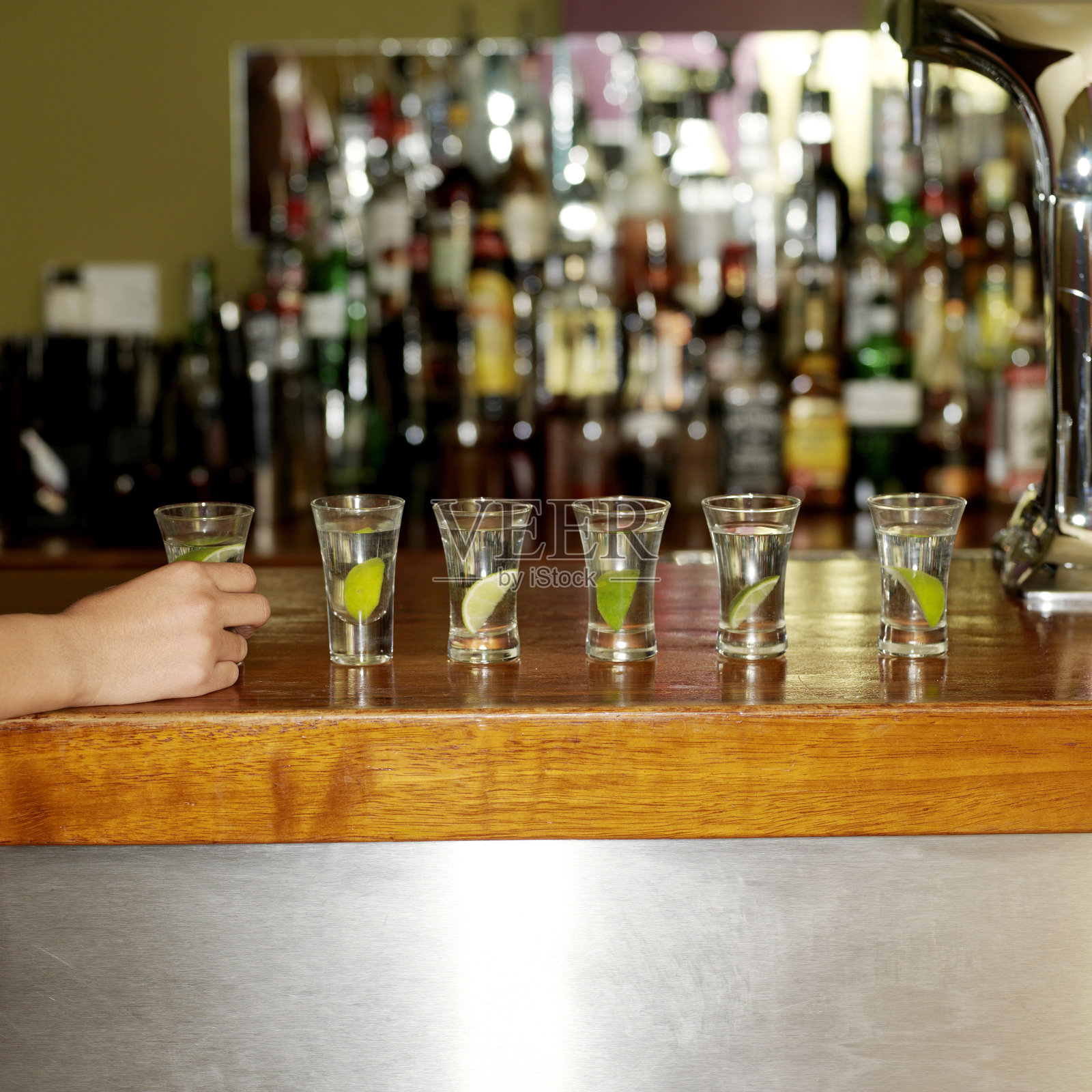 把鸡尾酒排成一排照片摄影图片