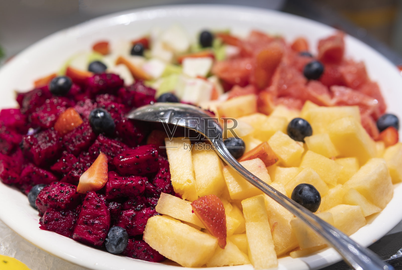 自助餐里有很多水果照片摄影图片