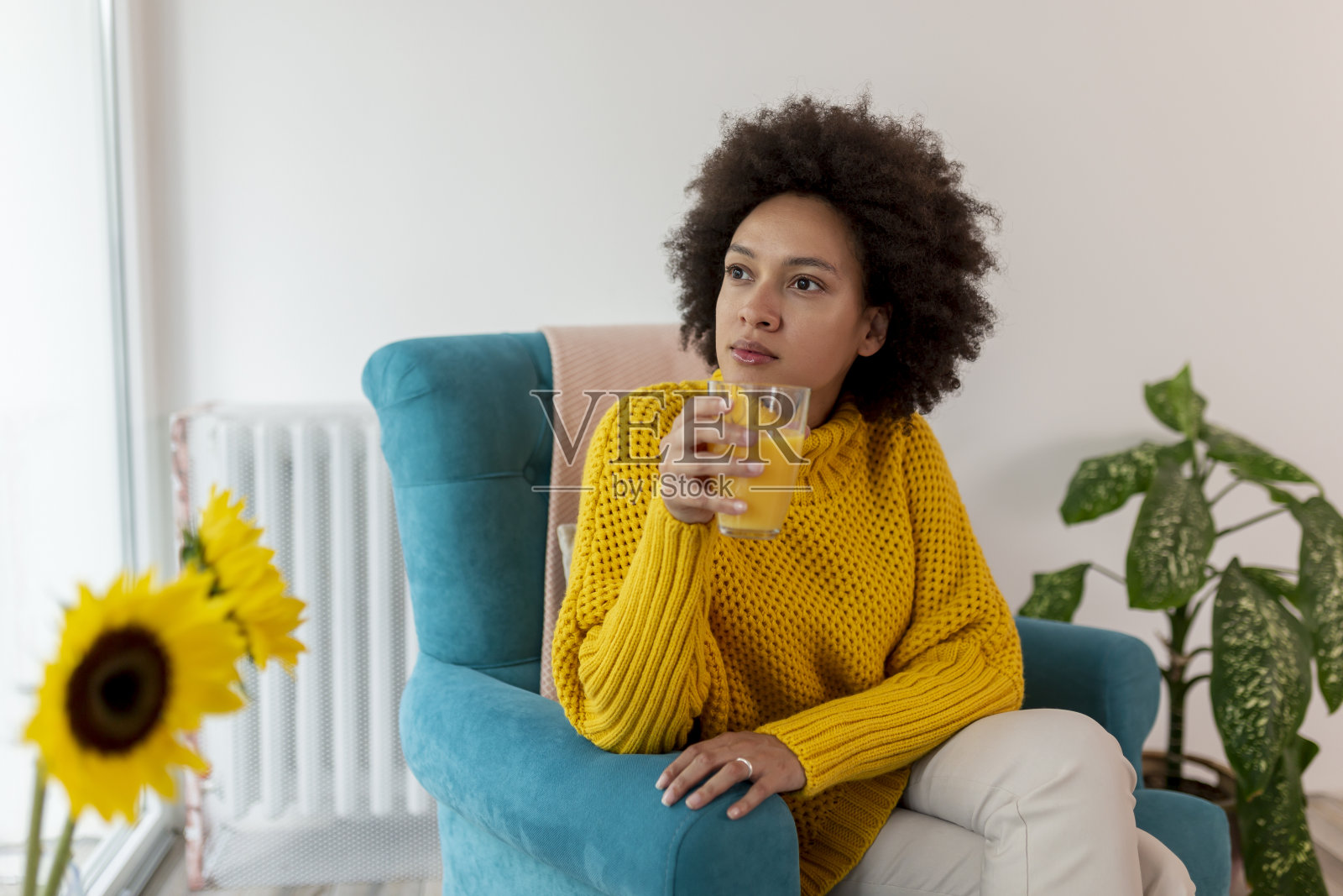 喝橙汁的女人照片摄影图片