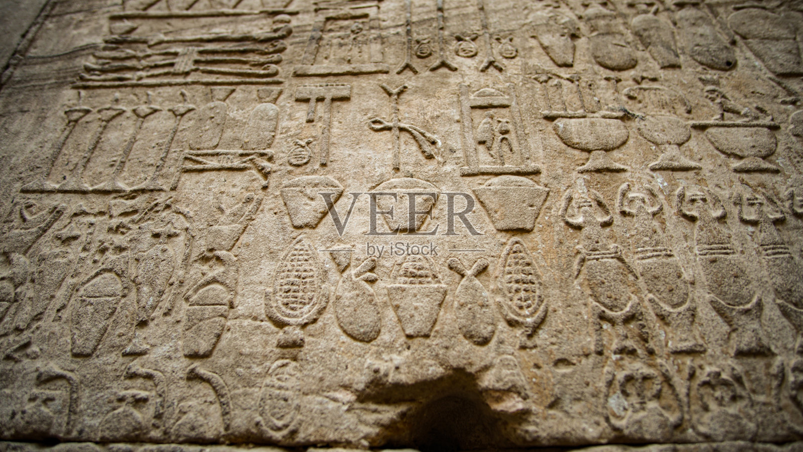 埃德夫荷鲁斯神庙中的埃及象形文字照片摄影图片