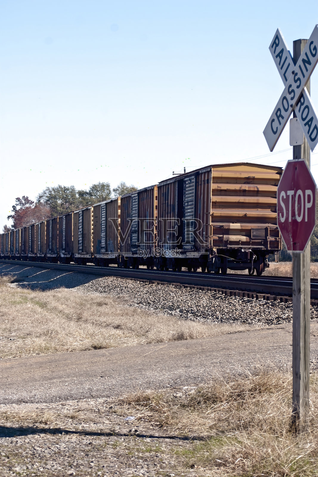 火车在铁路道口照片摄影图片
