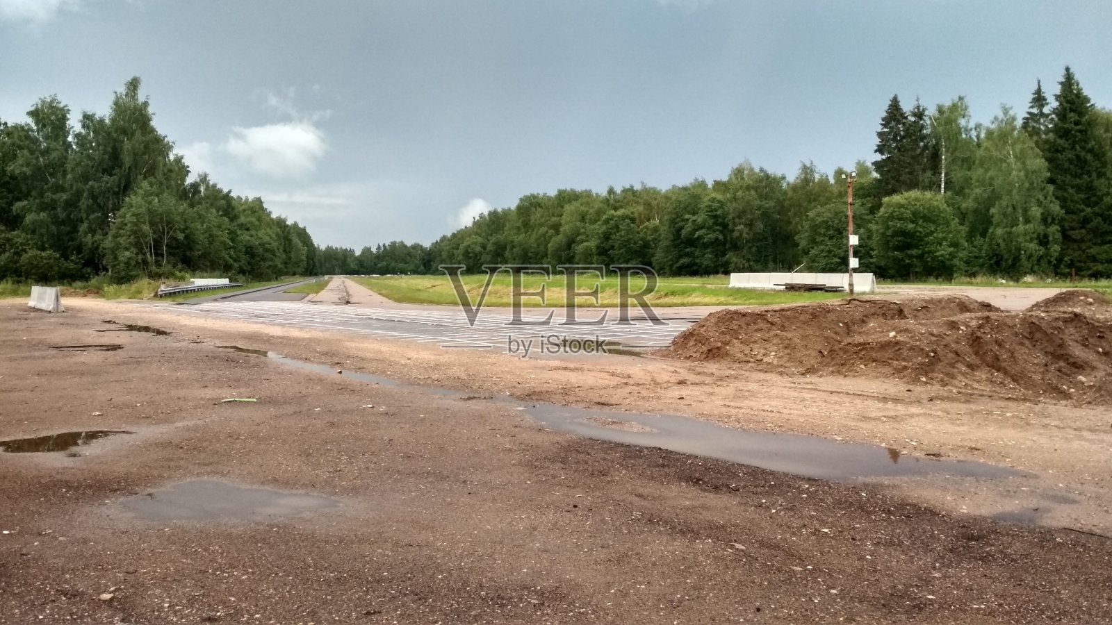 在试验场上做碰撞试验照片摄影图片