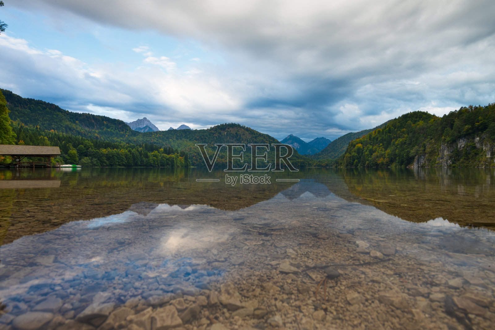 巴伐利亚阿尔卑斯山脉的阿尔卑斯湖照片摄影图片