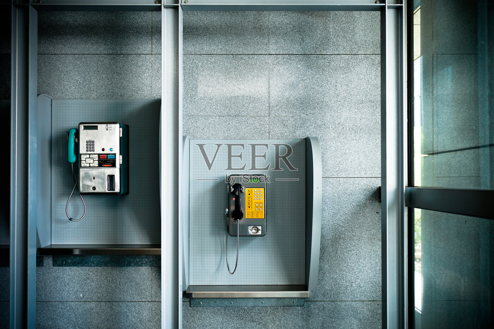 近距离观看现代建筑中的公用电话。照片摄影图片