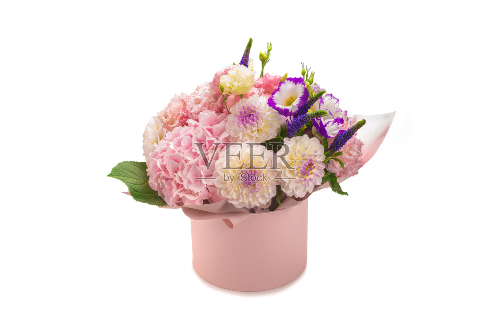 粉红色和紫色的花束在一个粉红色的盒子孤立在白色。照片摄影图片