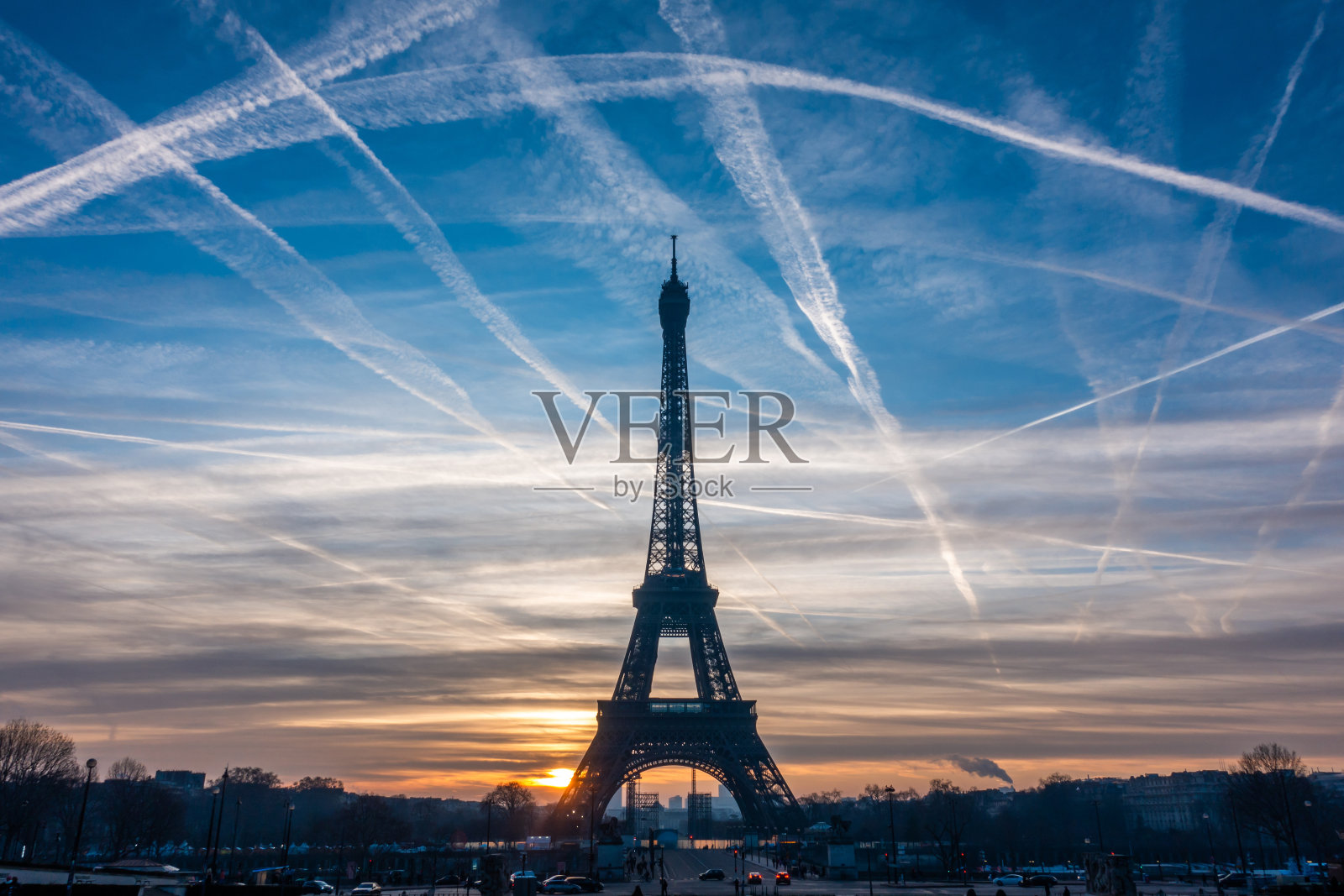 法国巴黎著名的埃菲尔铁塔的美丽景色。巴黎是欧洲最佳旅游目的地。照片摄影图片