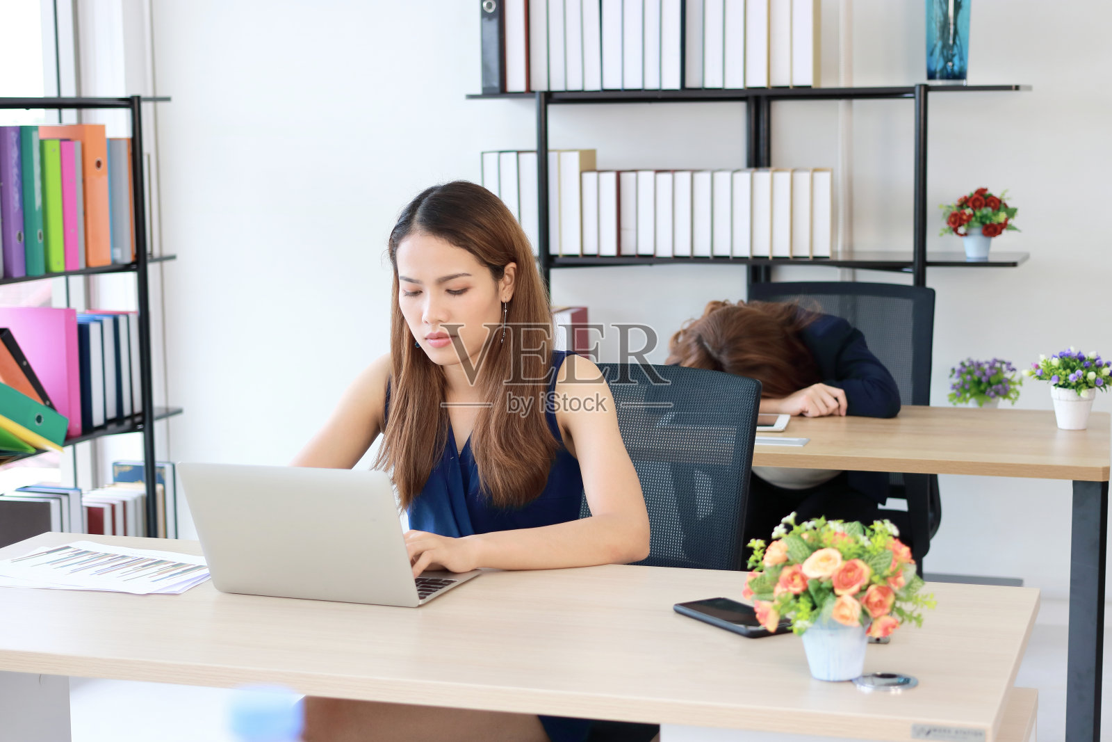疲惫过度劳累的年轻亚洲女商人感到在办公室工作场所感到沮丧照片摄影图片
