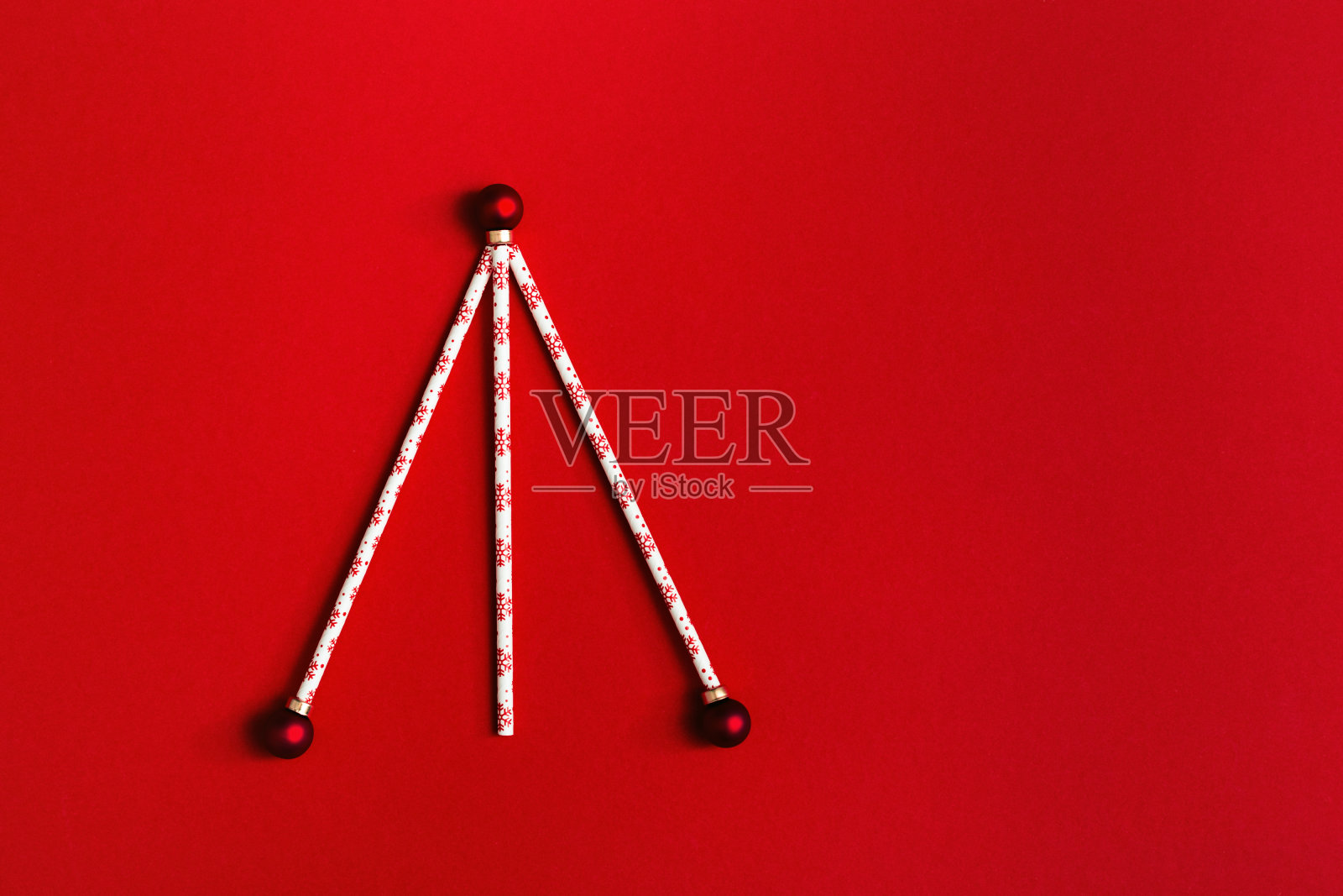 用鸡尾酒吸管做成的创意圣诞树。圣诞节或新年的贺卡。几何设计背景。前视图。平的。照片摄影图片