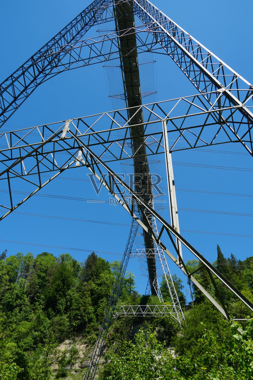 桥的金属结构悬在深渊上，并通过复杂的金属管道连接在河岸上。蓝天下的圣加仑Fachwerkbrücke Haggen-Stein桥的细节。照片摄影图片