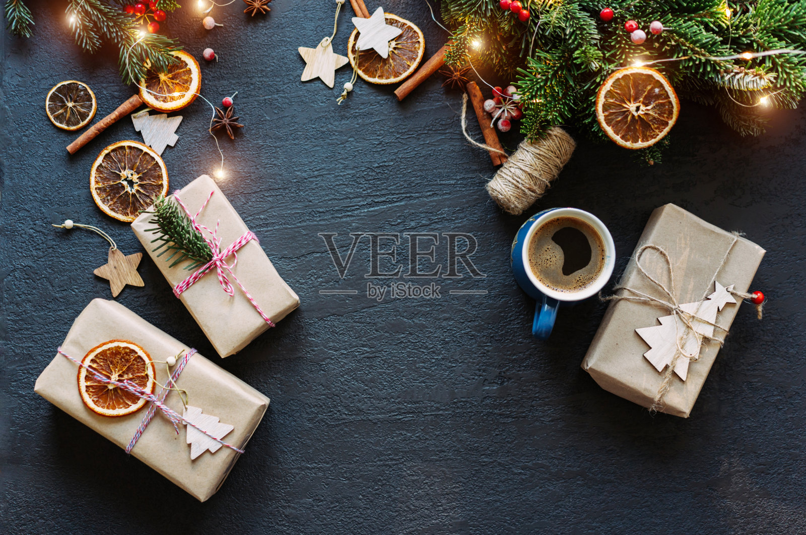 新年布局在黑暗的背景照片摄影图片