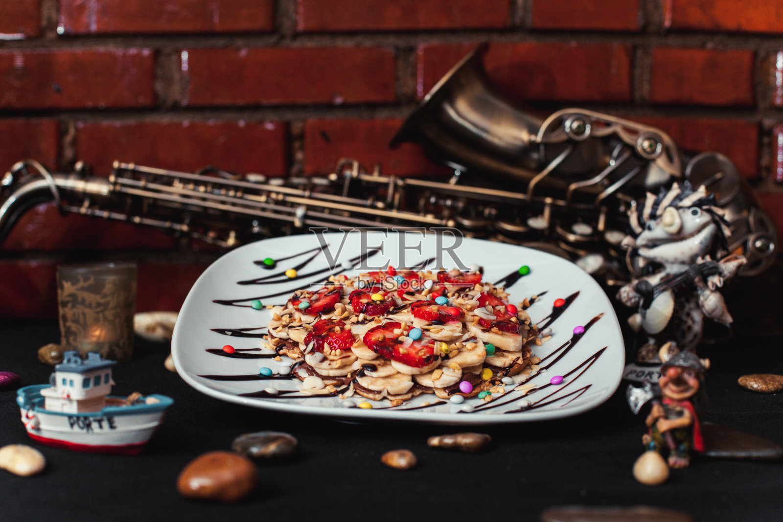 桌上放着松饼和萨克斯管照片摄影图片