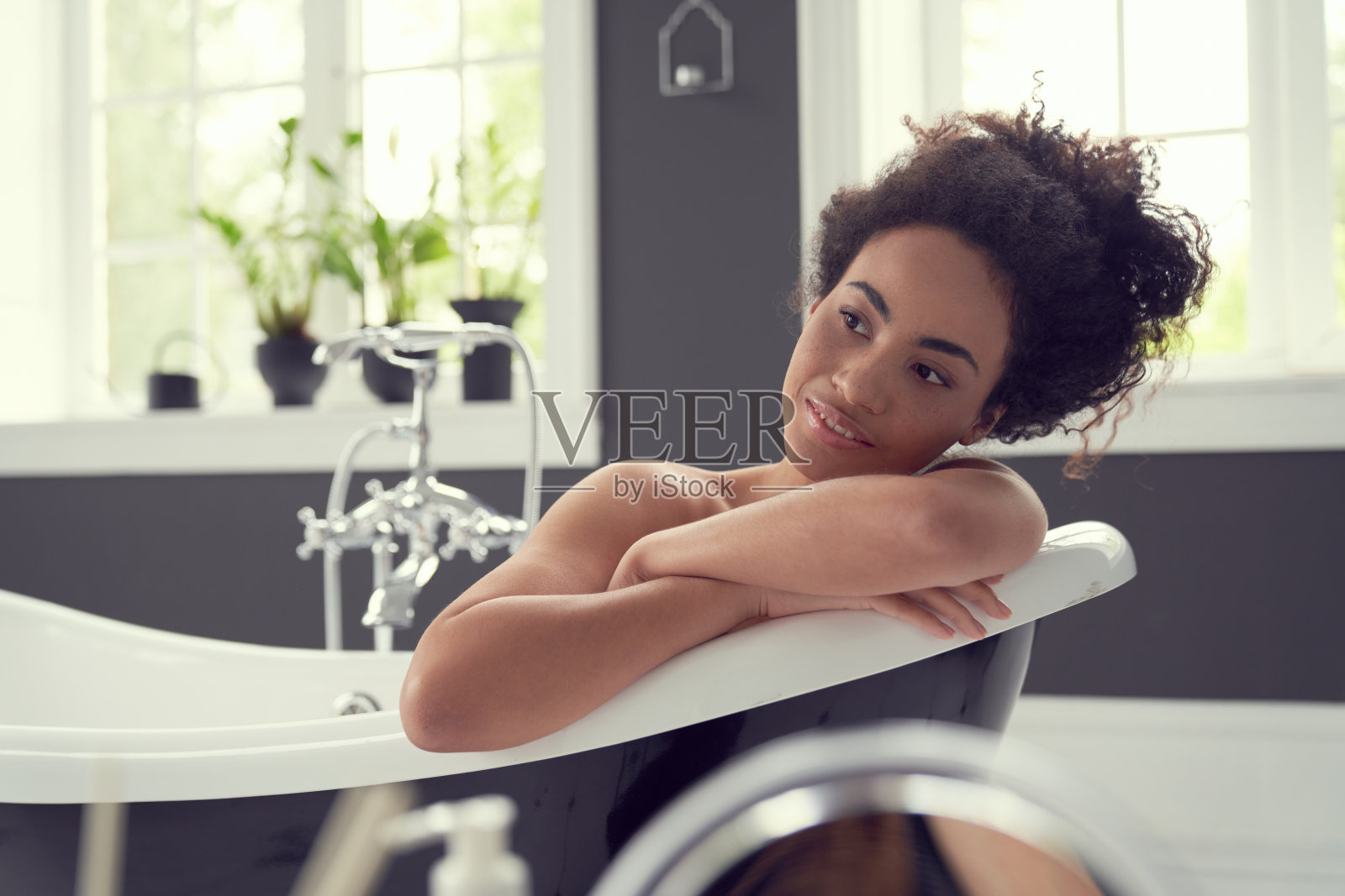 微笑的年轻女子享受水疗日室内照片摄影图片