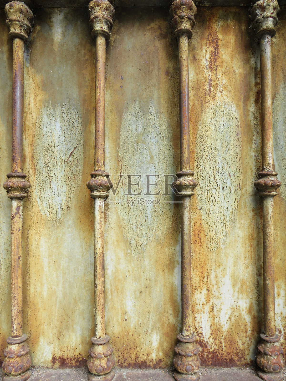 背景与纹理旧铁格栅门。生锈的铁栅栏。旧金属烤架。照片摄影图片