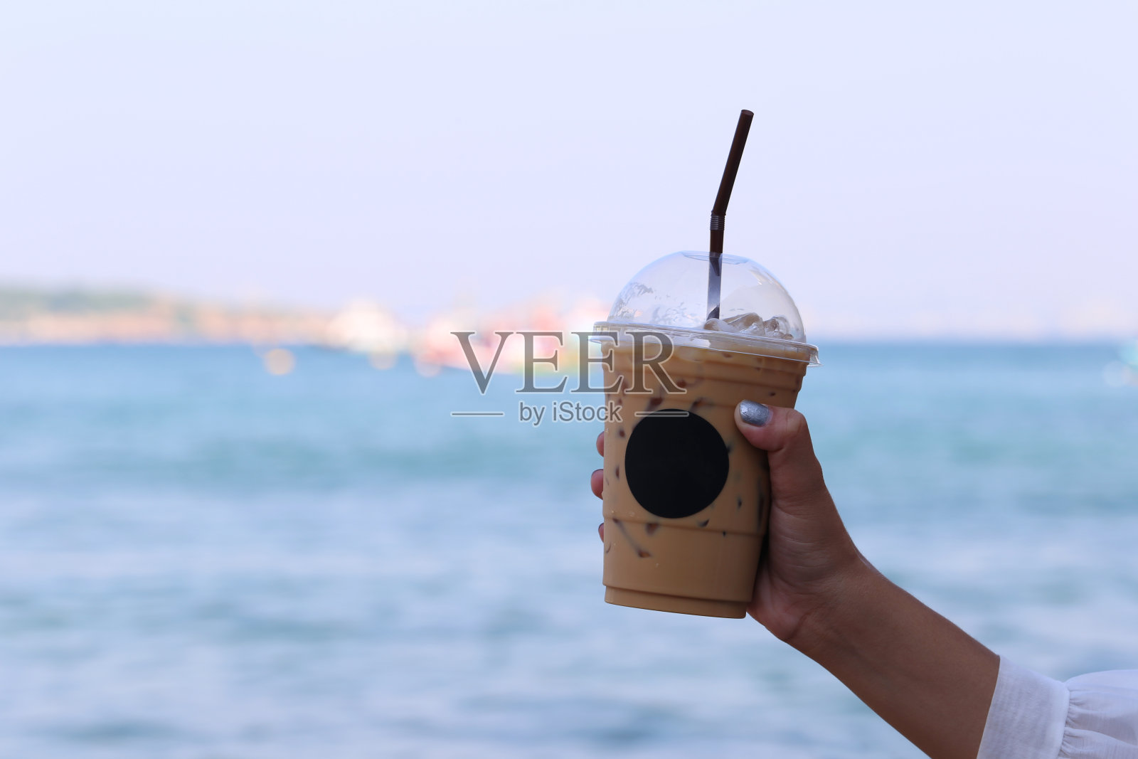 女人手里拿着夏天喝的冷咖啡照片摄影图片