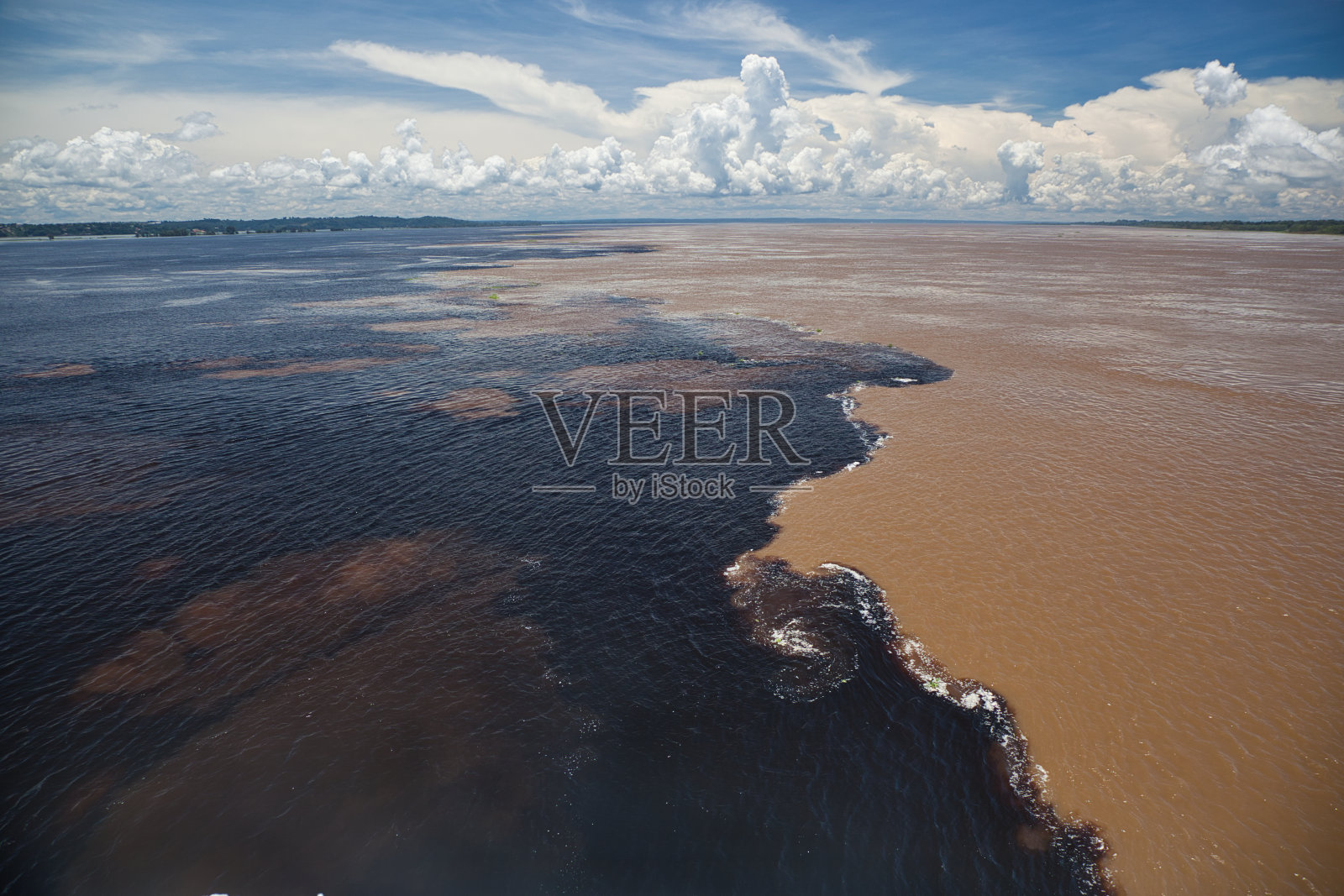 巴西玛瑙斯附近的两种不同颜色的亚马逊河照片摄影图片