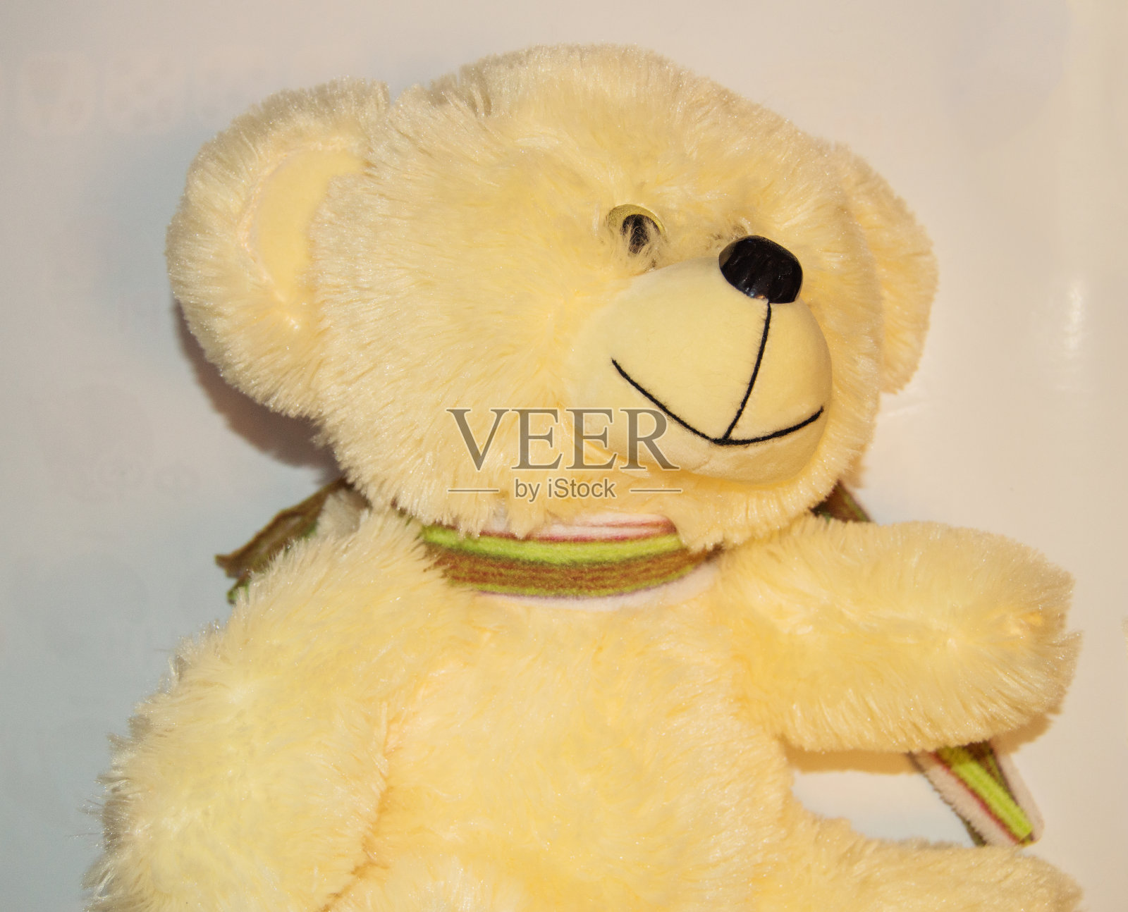 可爱的毛绒白熊和围巾，儿童的软玩具照片摄影图片