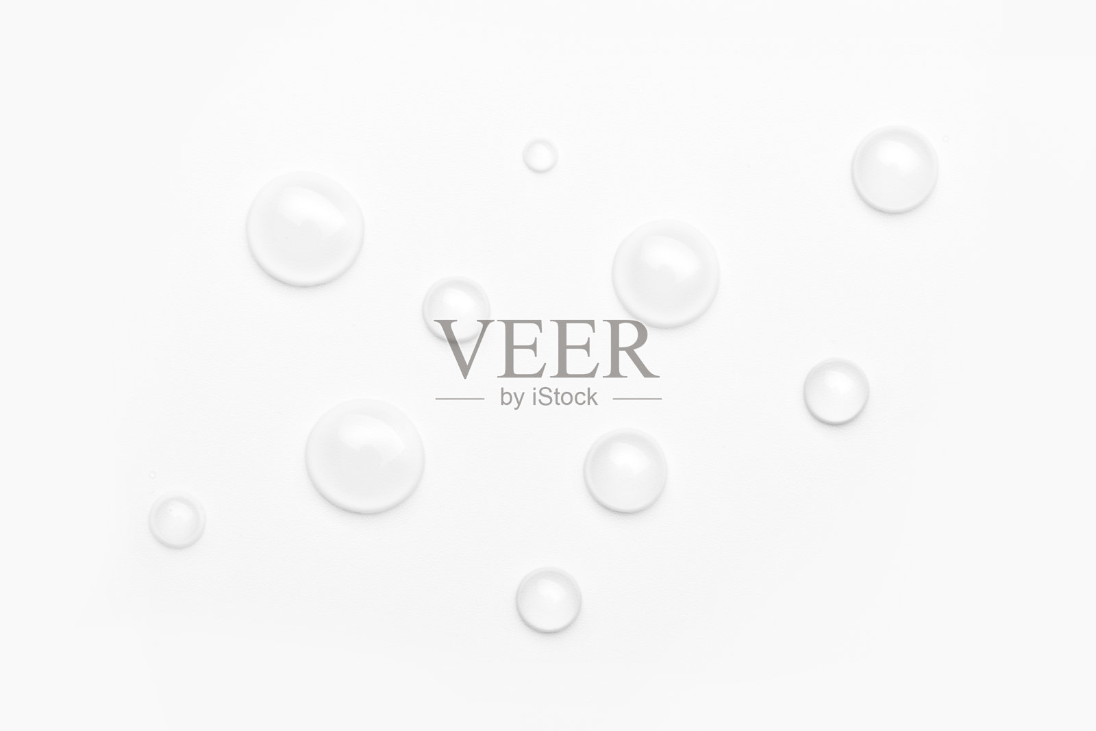 白色背景上的水滴，俯视图。极简主义。纯度照片摄影图片