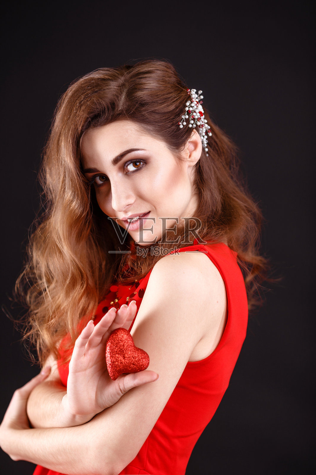 爱和情人节女人抱着心微笑可爱可爱照片摄影图片