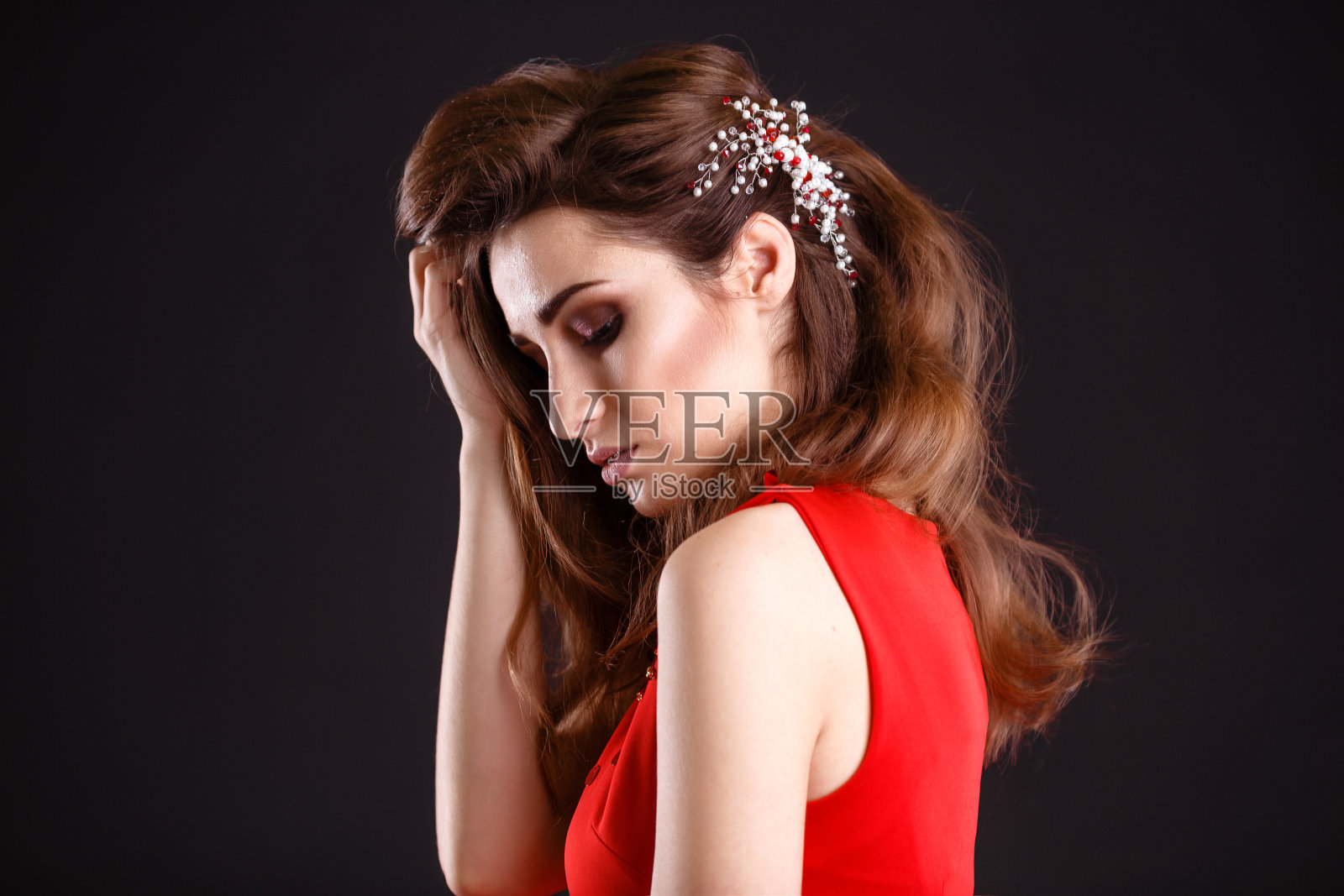 爱和情人节女人捧着心微笑可爱可爱照片摄影图片