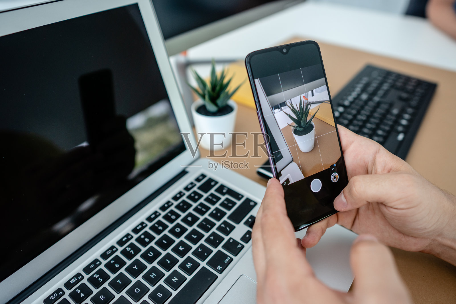 在办公室里近距离拍照照片摄影图片