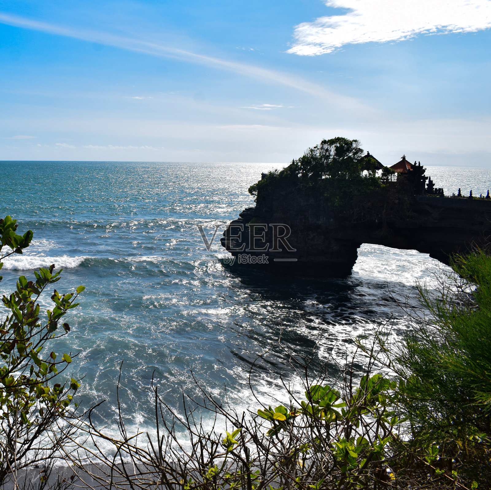 晚上在Tanha Lot，印度尼西亚巴厘岛，美丽的Tanha Lot海滩在晚上在巴厘岛照片摄影图片