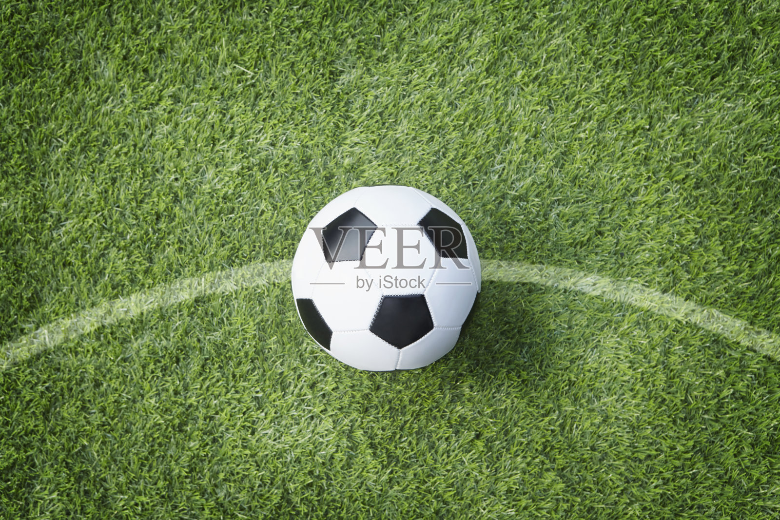 球场上的足球照片摄影图片