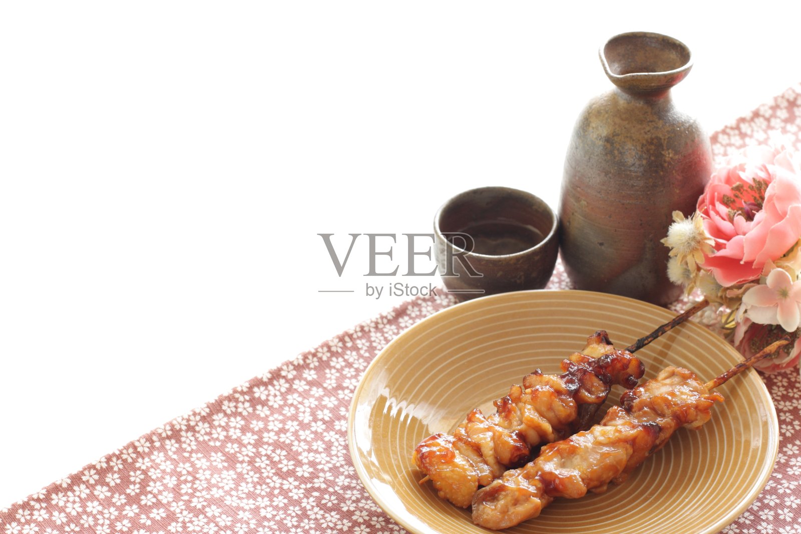 日本料理，烤鸡肉串菜肴照片摄影图片