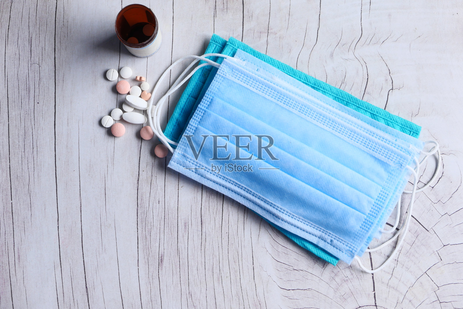 桌子上的蓝色医用口罩的特写照片摄影图片