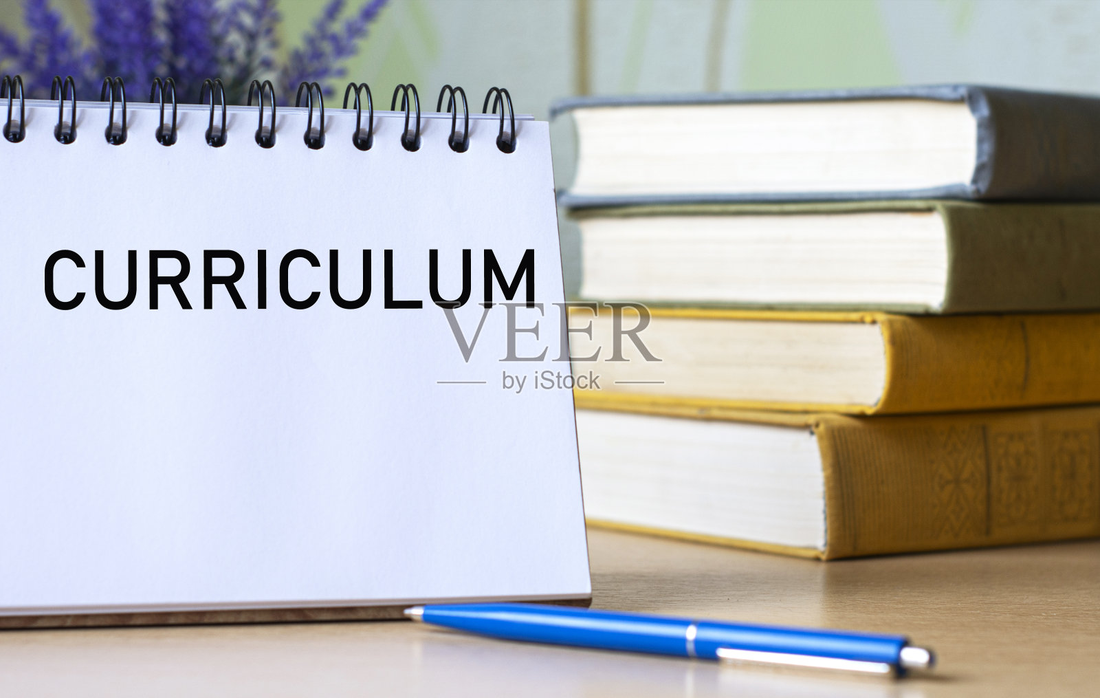 课程表-一个单词在一个笔记本上的背景与旧书与一支笔照片摄影图片