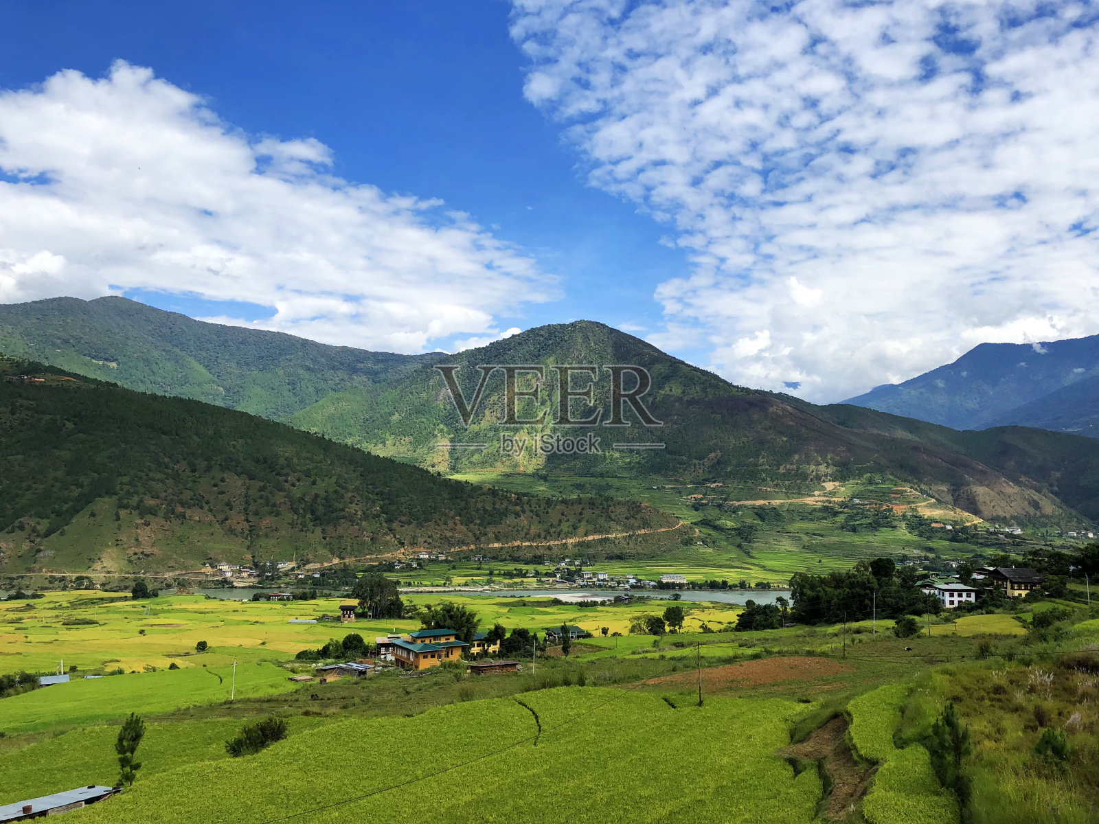 有稻田和山脉的不丹乡村照片摄影图片