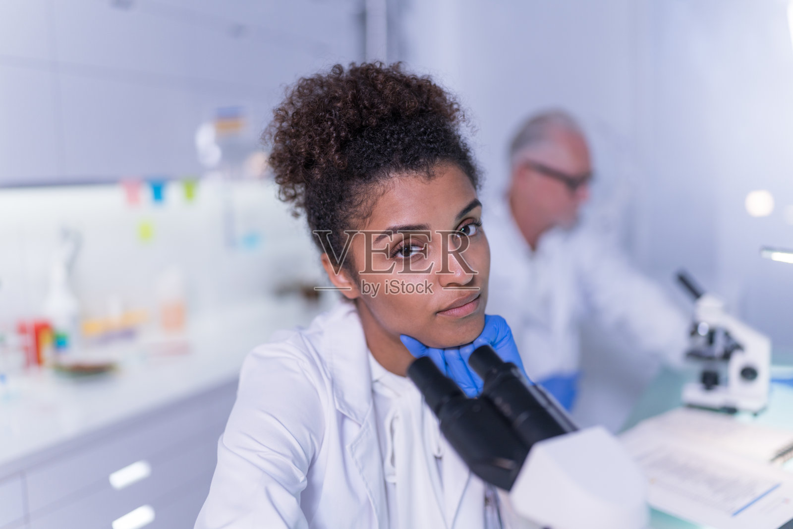 多民族实验室团队工作。女医生热爱她的工作。对着相机微笑照片摄影图片