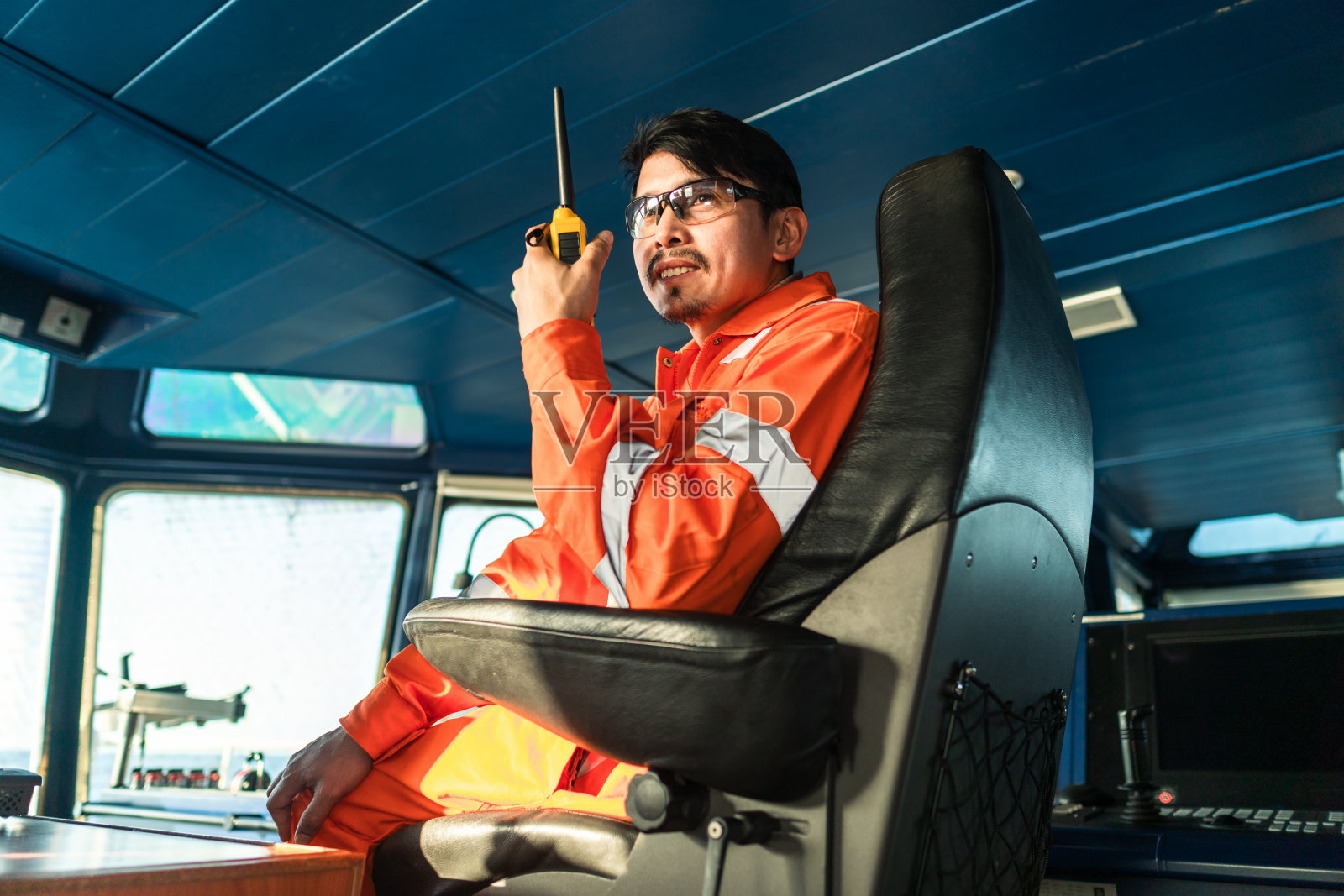 菲律宾舰桥甲板军官。他是通过GMDSS甚高频电台发表讲话的照片摄影图片